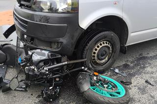 Motocykl zmiażdżony, kierowca pod busem