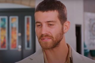 Alper sprzeda Silę do nielegalnego klubu! Odurzoną dziewczynę znajdzie Kuzey i dojdzie do awantury, a Sila... zniknie.