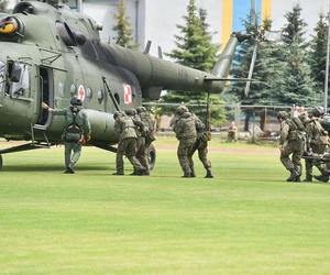 Efektowne ćwiczenia WOT w Czernikowie pod Toruniem. Scenariusz zakładał atak przeciwnika na szkołę z kilkudziesięcioma uczniami