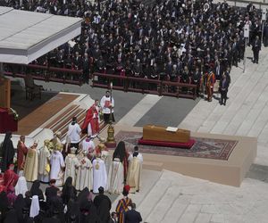 Gafy polityków na pogrzebie papieża Franciszka! Telefony i stroje