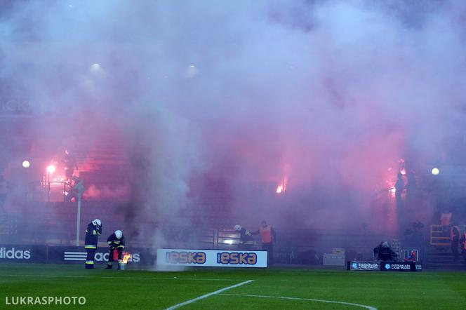 Dziury wypalone w murawie, powyrywane krzesełka, zdewastowane łazienki: Stadion Wisły po meczu z Sandecją [ZDJĘCIA, AUDIO, WIDEO]