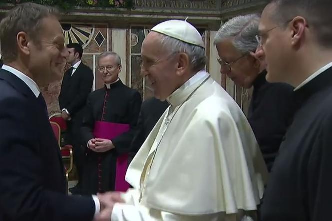 Tusk UŚCISKAŁ dłoń papieżowi ZDJĘCIE
