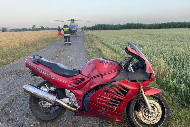 Poważny wypadek motocyklisty w gminie Rusiec. Pojazd kilkukrotnie koziołkował