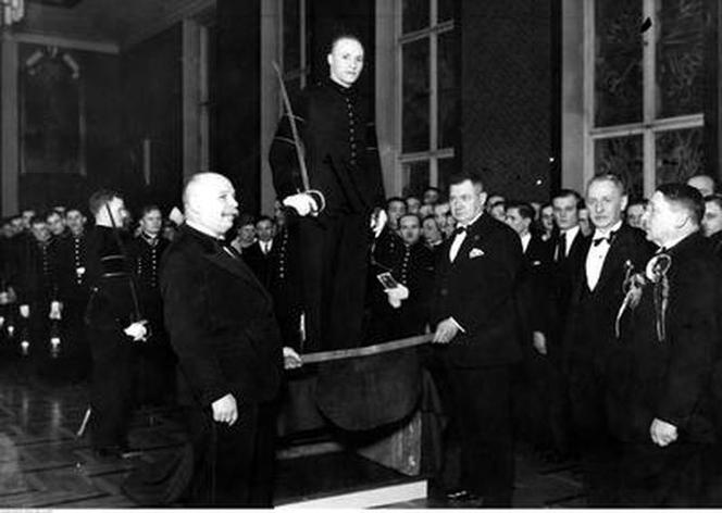 Uroczystoć przyjmowania nowych górników do zawodowego zespołu poprzez "skok przez skórkę". Rok 1936