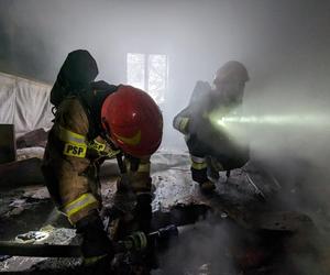 Leżała nieprzytomna, dym buchał z okien jej domu. Strażacy próbowali ją ocalić 