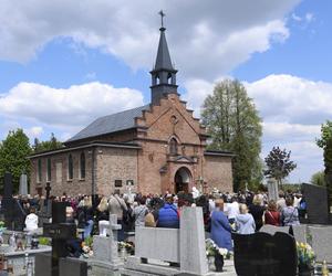 Tłumy żegnały Kamilka z Częstochowy. W niebo poleciały baloniki, po policzkach płynęły łzy