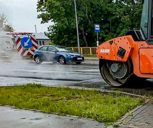 Robotnicy pracują w ulewę