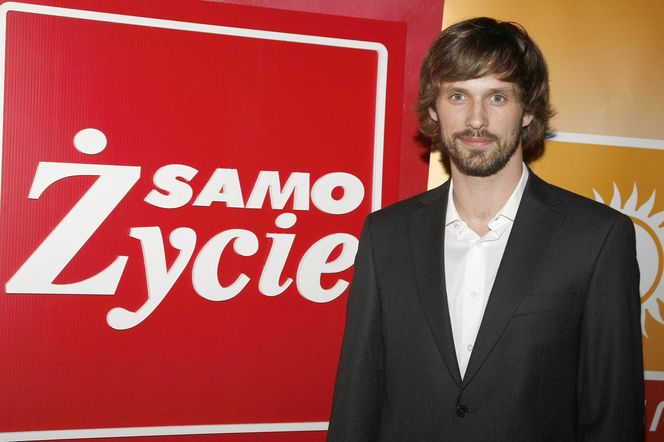 Grał w popularnych polskich serialach. Nagle porzucił aktorstwo i... został księdzem 