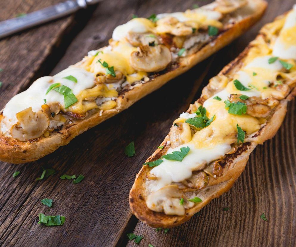 Chrupiące zapiekanki z tym aksamitnym  sosem robię jak Ewa Wachowicz. Jej przepis nie ma sobie równych 