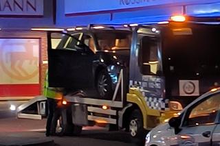 Kobieta wjechała autem do drogerii. Tłumaczy, że pomyliła gaz z hamulcem