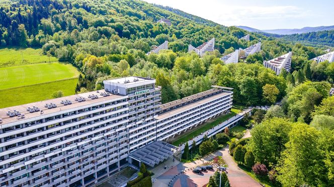 Najdziwniejszy budynek w województwie śląskim. To betonowa Utopia w Sercu Beskidów