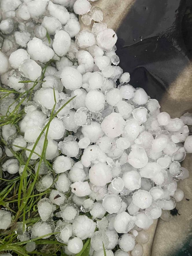 Groźne burze suną przez Dolny Śląsk. Gradobicie w okolicy Bolesławca, trudna sytuacja na A4 