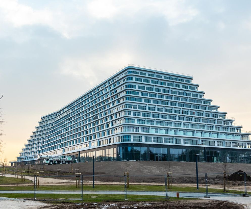 Hotel Gołębiewski w Pobierowie przypomina z daleka ogromny okręt pasażerski