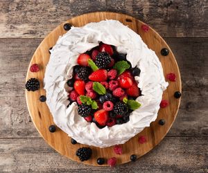 Zapomnij o lodach i sernikach z galaretką. W tym sezonie postaw na łatwą bezę, która zawsze wychodzi