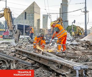 Ruszyły prace na placu Zawiszy. Wszystko rozpkopane, komunikacja na objazdach