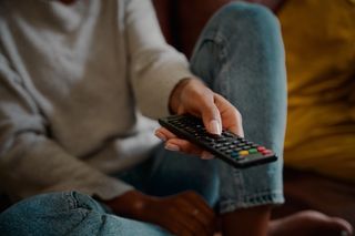 Wciągnął cię serial? Ostrzegamy: przesiadywanie przed TV zwiększa ryzyko zakrzepicy