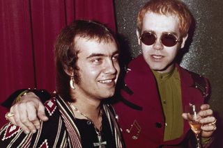 Łamiące serce wieści o Eltonie Johnie. Nie może pisać!