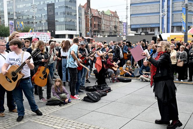 Gitarowe granie z zespołem Dżem na Rynku w Katowicach