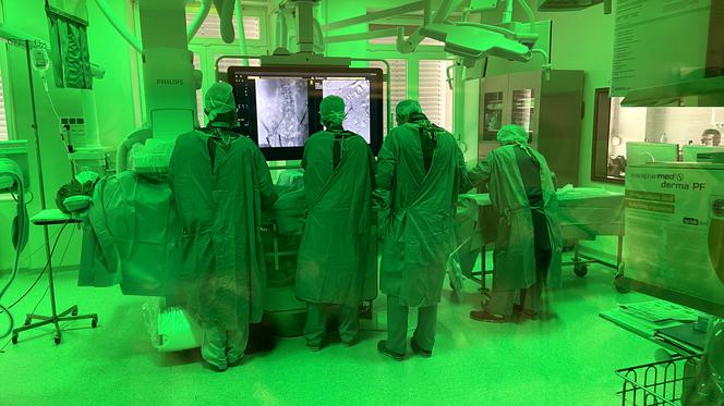 Chirurdzy naczyniowi z USK w Białymstoku jako drudzy w Polsce wszczepili pacjentowi nowatorski stentgraft CASTOR