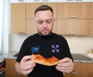 Książulo - 2 guys 14 pizza - screen z YT