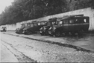 Zaparkowane autobusy przed dworcem, 1934