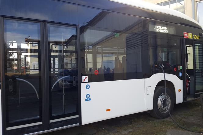 Mercedes eCitaro podczas ładowania na zajezdni autobusowej przy ul. Hallera w Gdańsku