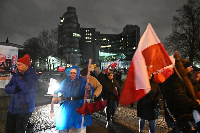 Kolejny dzień protestu przed siedzibą TVP