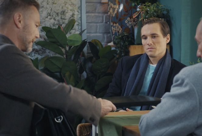 M jak miłość, odcinek 1853: Olek (Maurycy Popiel), Andrzej Budzyński (Krystian Wieczorek), Argasiński (Karol Strasburger)