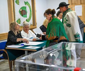 Górale głosują w jednym z lokali wyborczych w Poroninie
