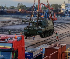 Południowokoreański sprzęt już w Gdańsku. Rozładunek czołgów K2 i haubic K9