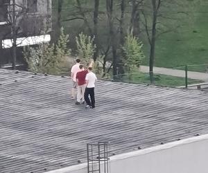 Weszli na dach szkoły w Katowicach i machali kolegom