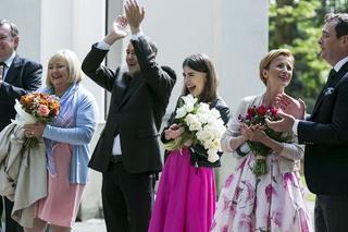 Barwy szczęścia odc. 1500. Zdzisio (Zbigniew Buczkowski), Róża (Anna Gornostaj), Marta (Katarzyna Zielińska), Artur Chowański (Jacek Rozenek), Zenek (Jan Pęczek), Agata (Natalia Zambrzycka)