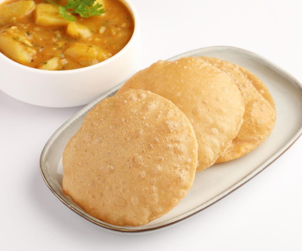 Rozsmakuj się w indyjskich puri. Wystarczy kilka składników, by zrobić te chlebki