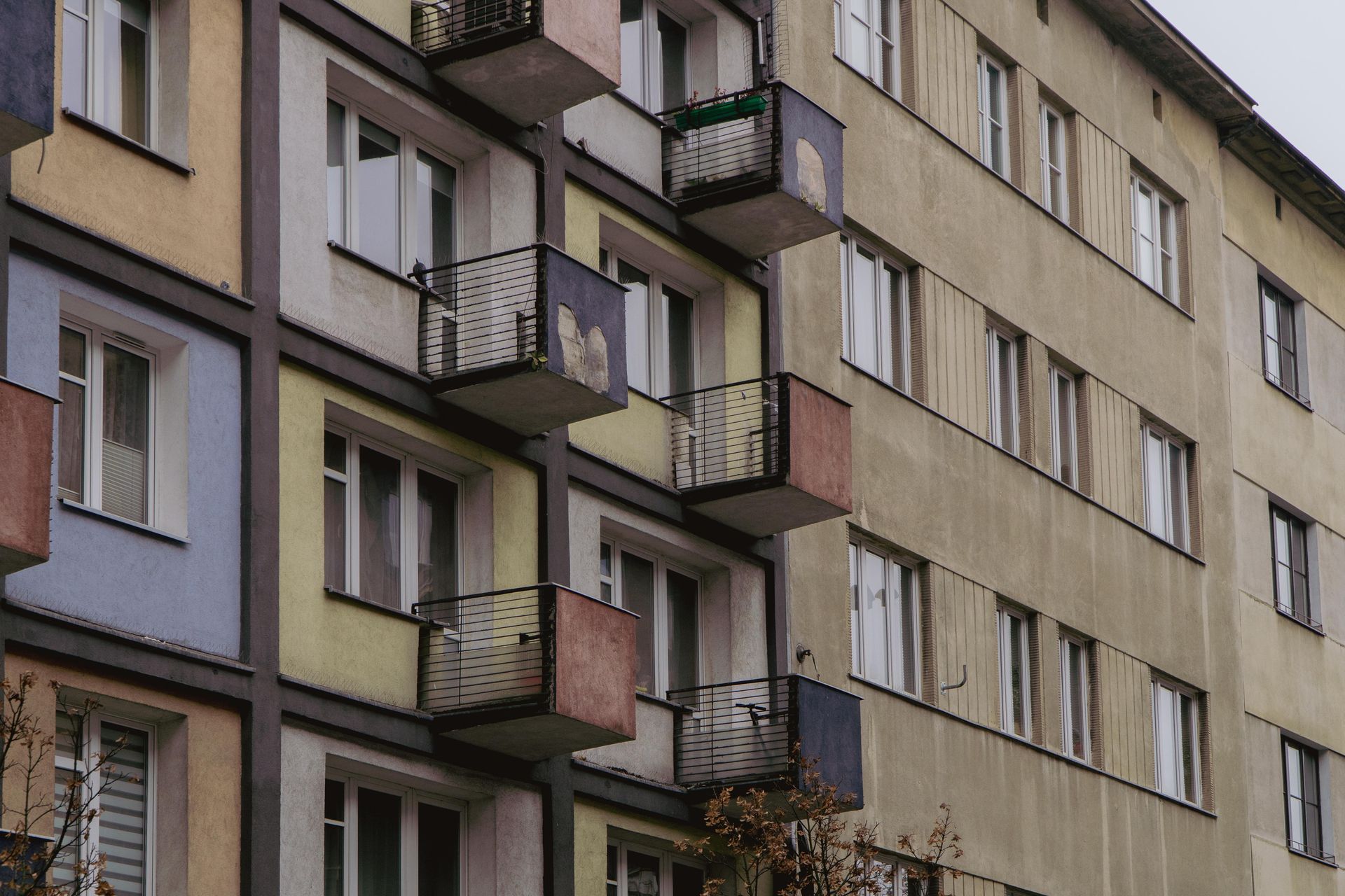 Mazowiecka 5 w Krakowie. Kolorowa plomba
