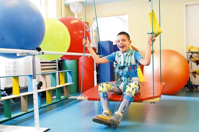 WARSZAWA: Chory 12-letni ADAM potrzebuje POMOCY i wózka inwalidzkiego, by normalnie funkcjonować