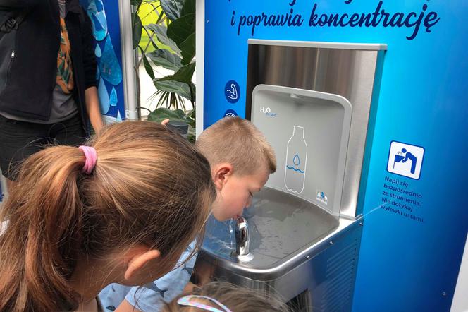 W 5 wrocławskich szkołach stanęły poidełka z których można pić wodę lub nalewać do ją biodegradowalnych bidonów. 