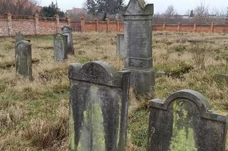 Tak wygląda zapomniany żydowski cmentarz w Koronowie. Przejechałem rowerem 30 km, by tu dotrzeć. Jest klimat!