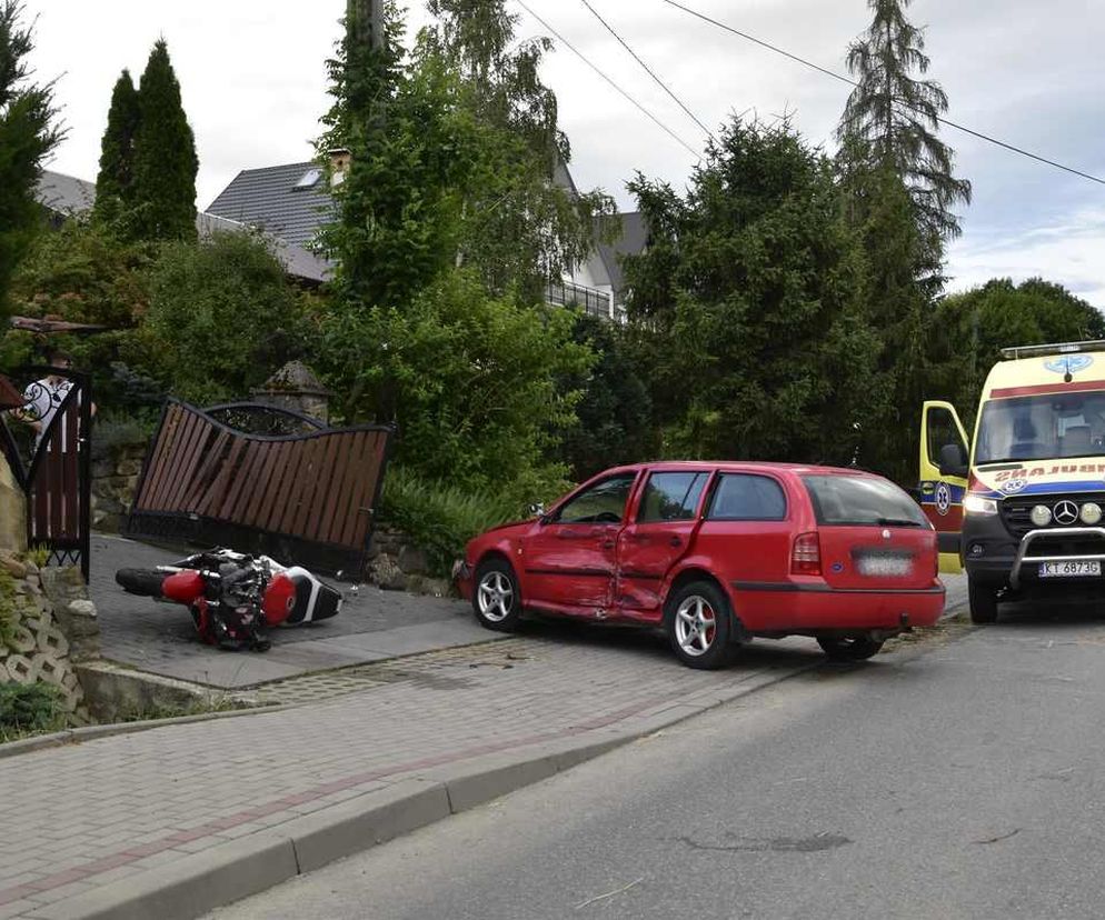 Siemiechów. Młody motocyklista uderzył w drzwi skody. Lekarze walczyli o jego życie