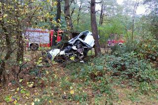 Stare Konopki. Volkswagen wbił się w drzewo. 25-latek nie miał szans. Tragiczny wypadek