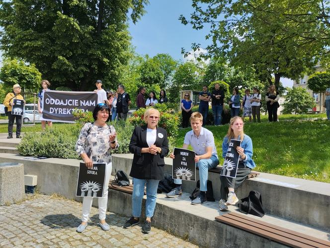 Protest w Tarnowie! Młodzi stanęli w obronie Jana Ryby. "Oddajcie nam dyrektora"
