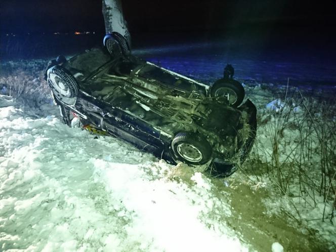 Trzcianne - Mońki. 41-letnia kierująca renault wyprzedzając pojazd na prostym odcinku drogi straciła panowanie nad pojazdem i dachowała