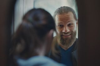 M jak miłość odc. 1844. Martyna (Magdalena Turczeniewicz), gangster Robert (Kamil Drężek)