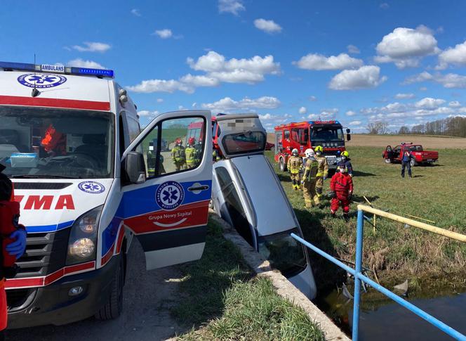 Samochód przebił bariery mostu i wpadł do wody