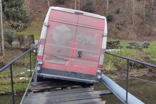 Kamionka Wielka: Most zapadł się pod samochodem kuriera! [ZDJĘCIA]
