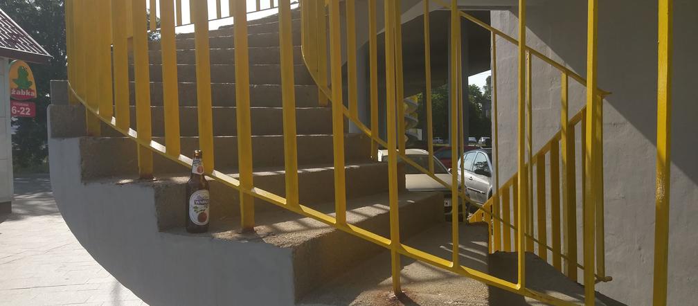 Rzeszów: Dworzec Lokalny za 20 milionów a obok szkło po alkoholu spadające na głowę 