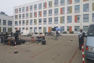 Koncert na parkingu Szpitala Dziecięcego w Olsztynie