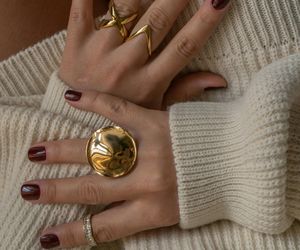 Ten kolor paznokci to kwintesencja elegancji. Idealnie pasuje do jesiennych stylizacji 