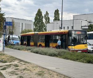  4-latka ciągnięta przez autobus miejski. 