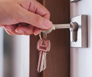 Wyjeżdżasz na długi weekend. Zabezpiecz mieszkanie przed kradzieżą, apelują mazowieccy policjanci