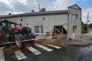 Traktor uderzył w auto i wjechał w budynki! Groźny wypadek pod Grudziądzem [ZDJĘCIA]